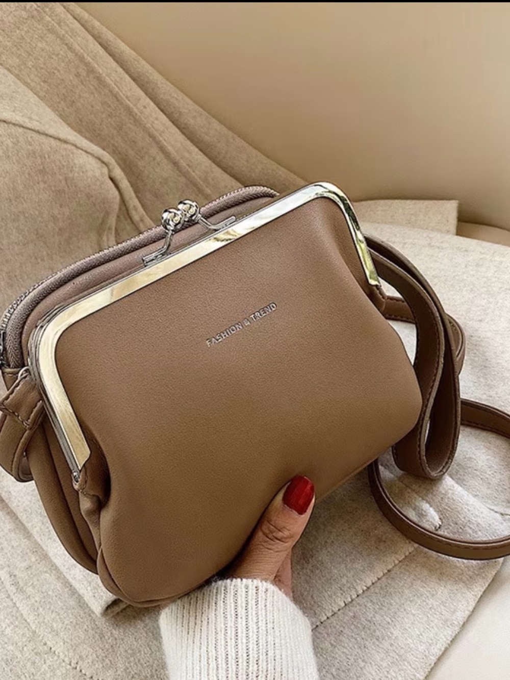 🌻NEW🌻Classic Tan Kiss-Lock Crossbody Bag